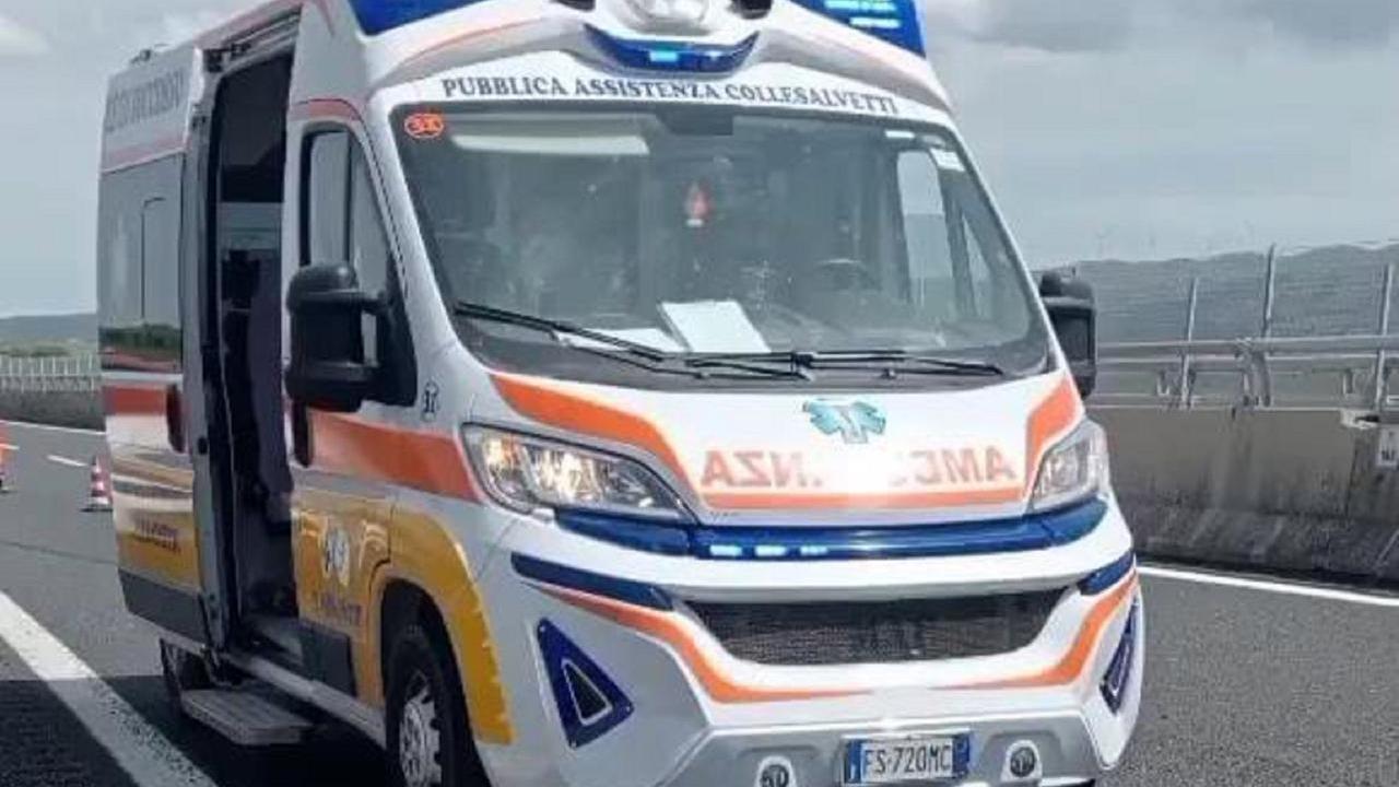 Un'ambulanza della Pubblica assistenza di Collesalvetti (foto d'archivio)