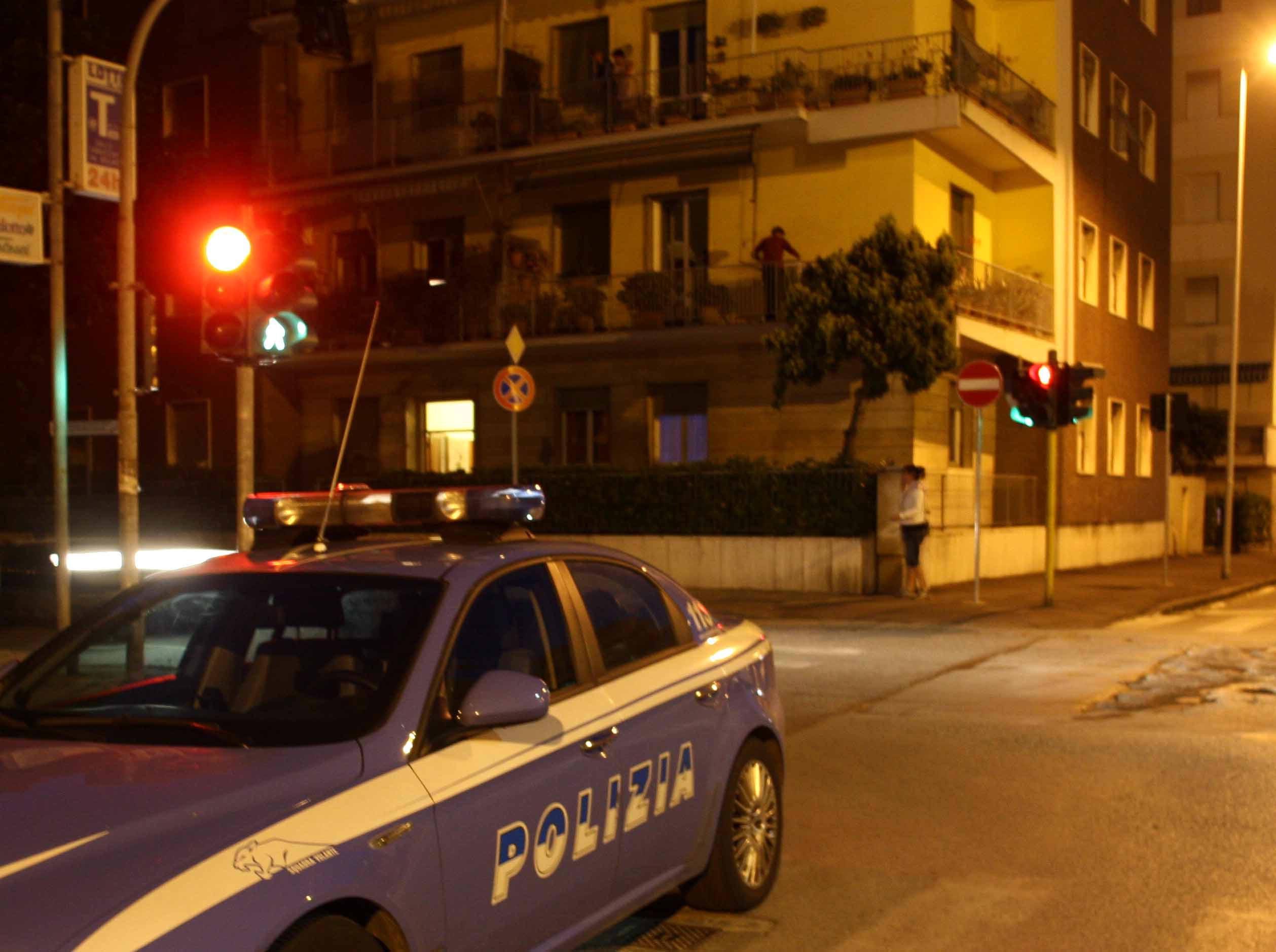 Una volante della polizia in viale Mameli