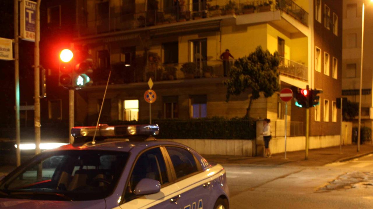 Una volante della polizia in viale Mameli