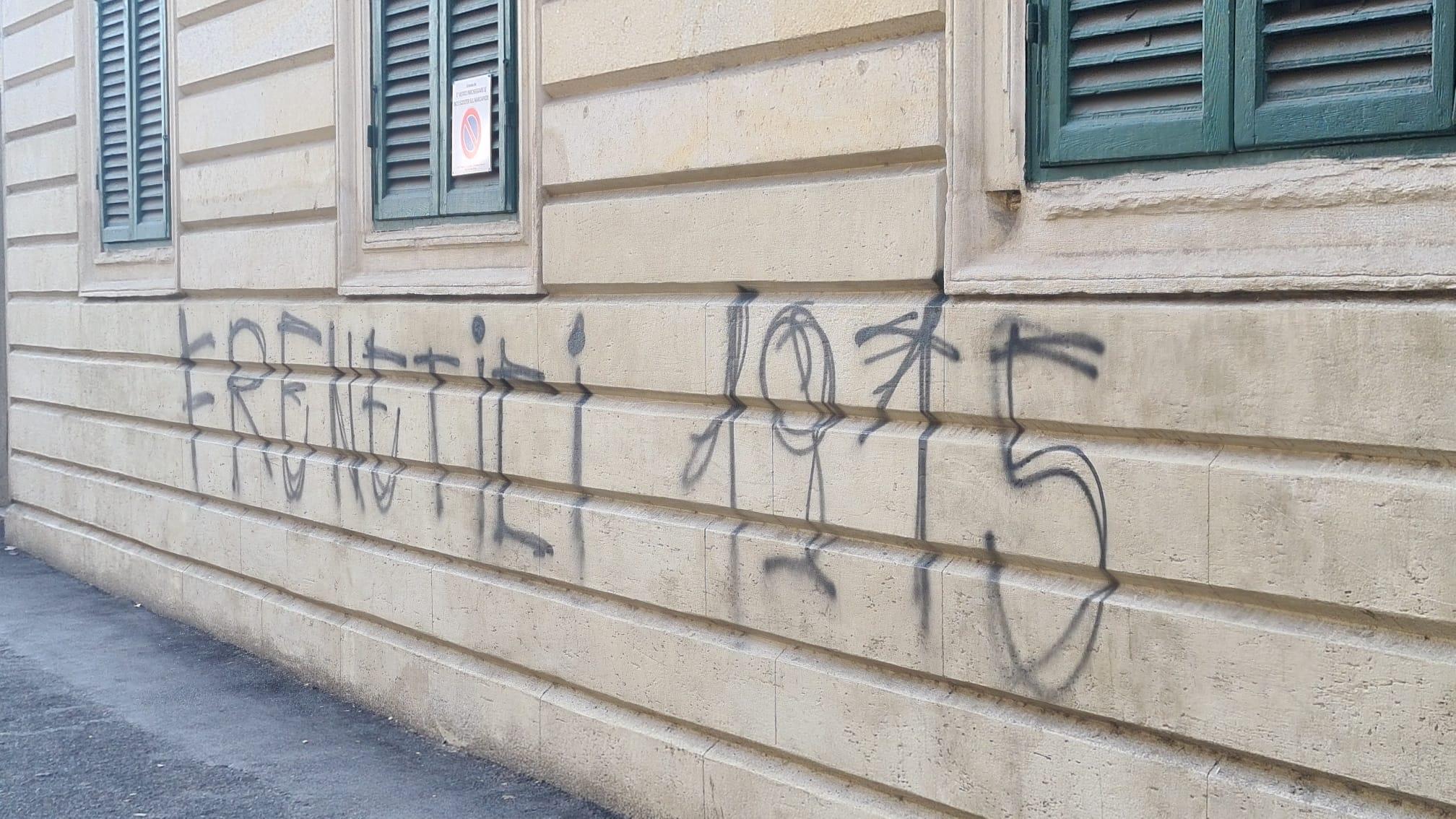 Palazzo sfregiato a Livorno, la versione dei “Frenetici 1915”: «Iniziativa individuale che ci danneggia»