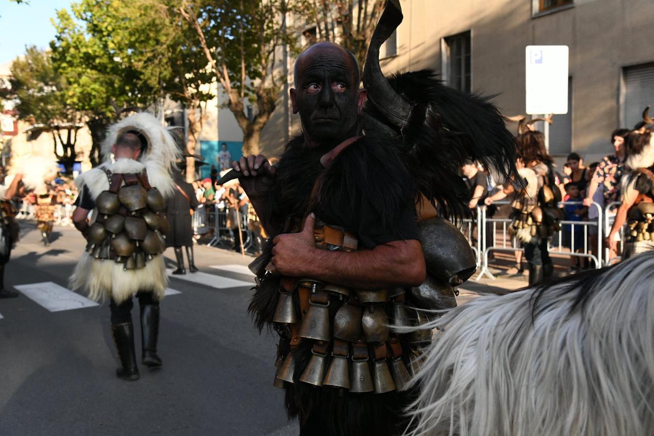 
	La sfilata delle maschere (foto Massimo Locci)

