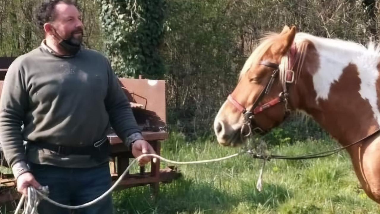 Sirio Tonelli con uno dei suoi cavalli