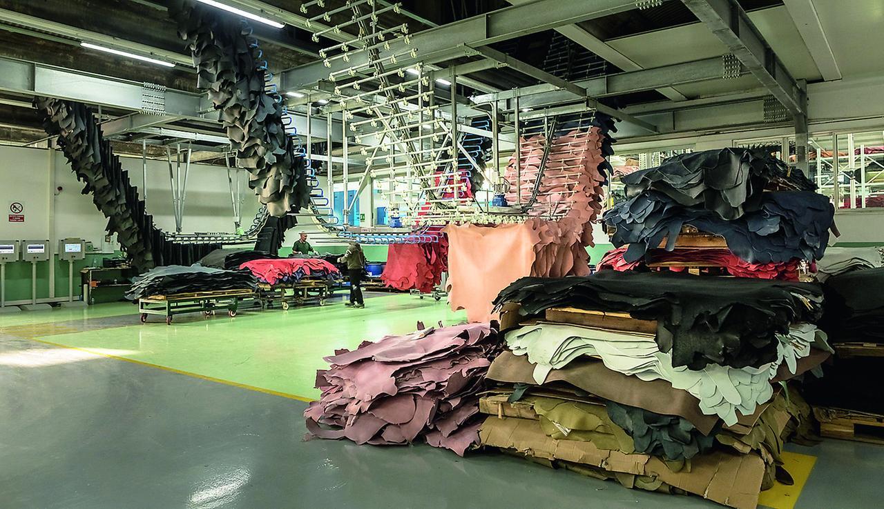 
	L&rsquo;interno di una conceria nel distretto di Santa Croce sull&rsquo;Arno

