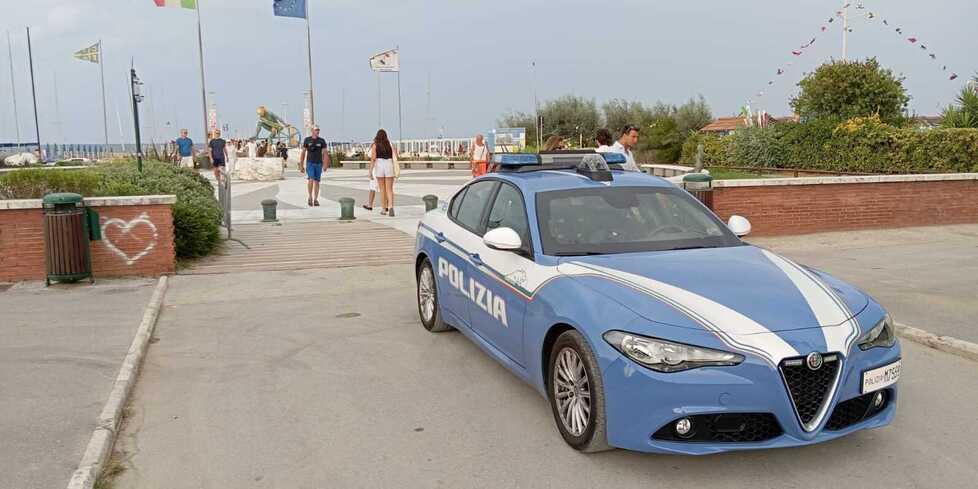 Una pattuglia della polizia davanti al pontile