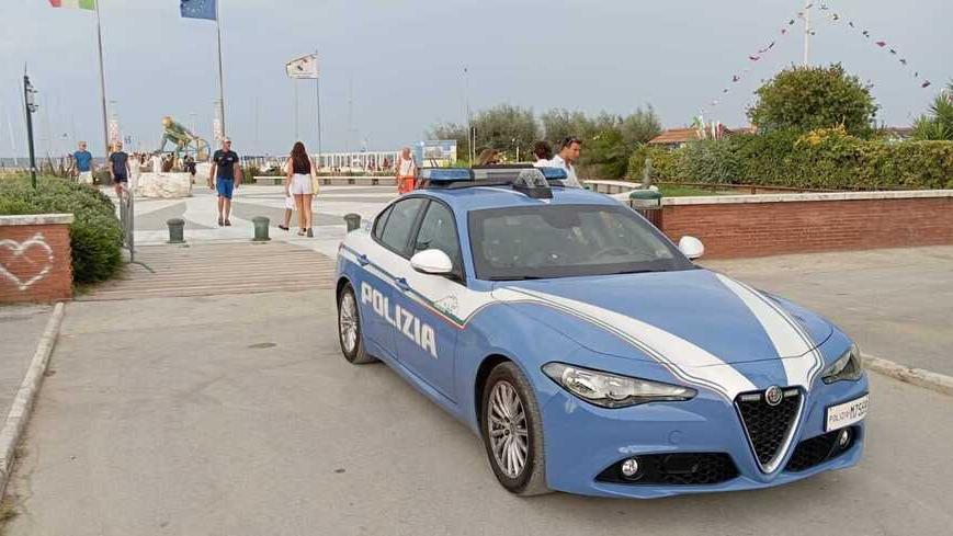 Una pattuglia della polizia davanti al pontile