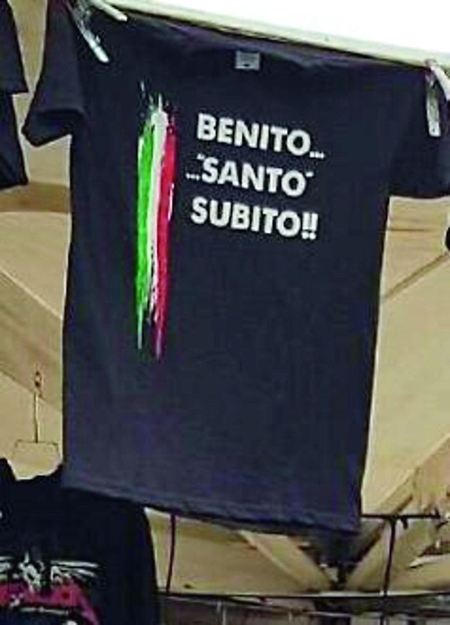 Un cliente ha la maglietta del Duce. Il presidente del consiglio comunale: «Mai più in quel locale»