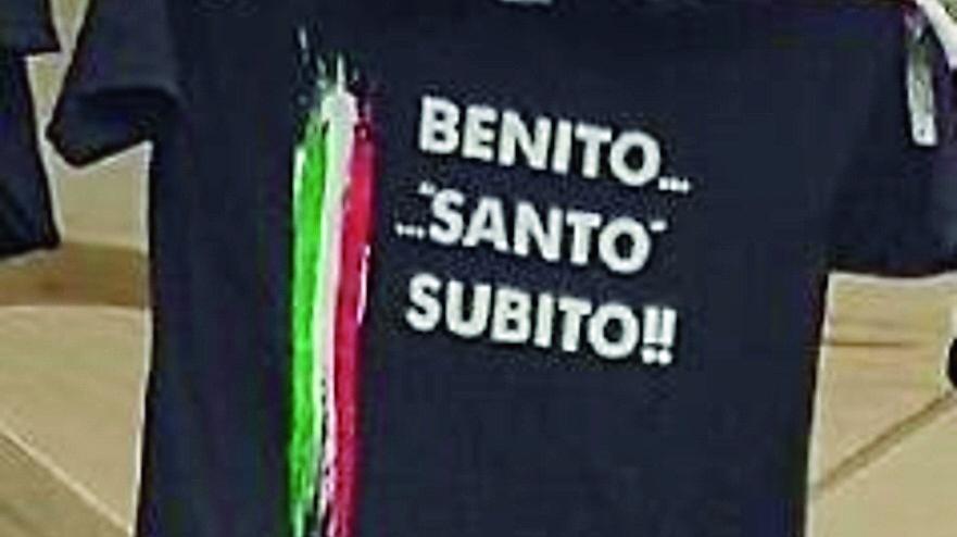 Un cliente ha la maglietta del Duce. Il presidente del consiglio comunale: «Mai più in quel locale»
