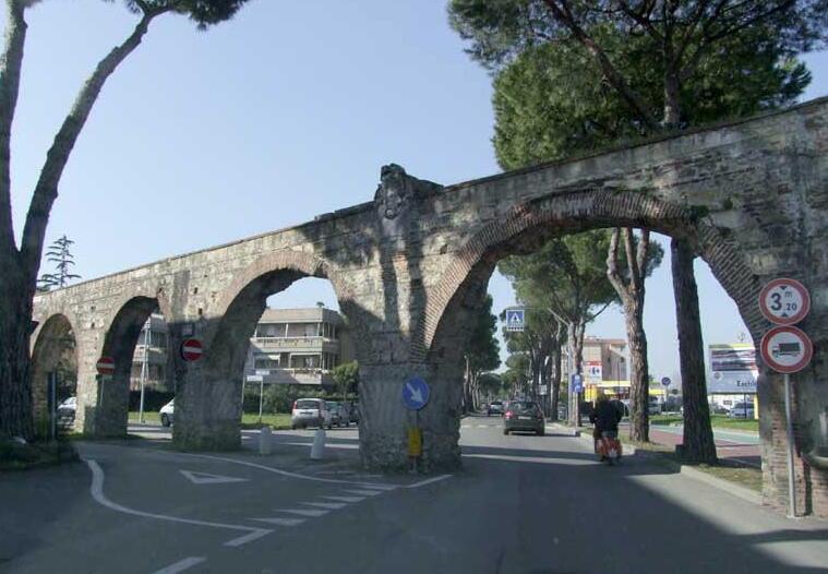 L’inizio del tratto urbano dell’acquedotto mediceo tra La Fontina e via di Pratale: gli archi proseguono fino alle Gondole per 1,2 km