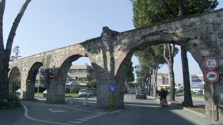 L’inizio del tratto urbano dell’acquedotto mediceo tra La Fontina e via di Pratale: gli archi proseguono fino alle Gondole per 1,2 km