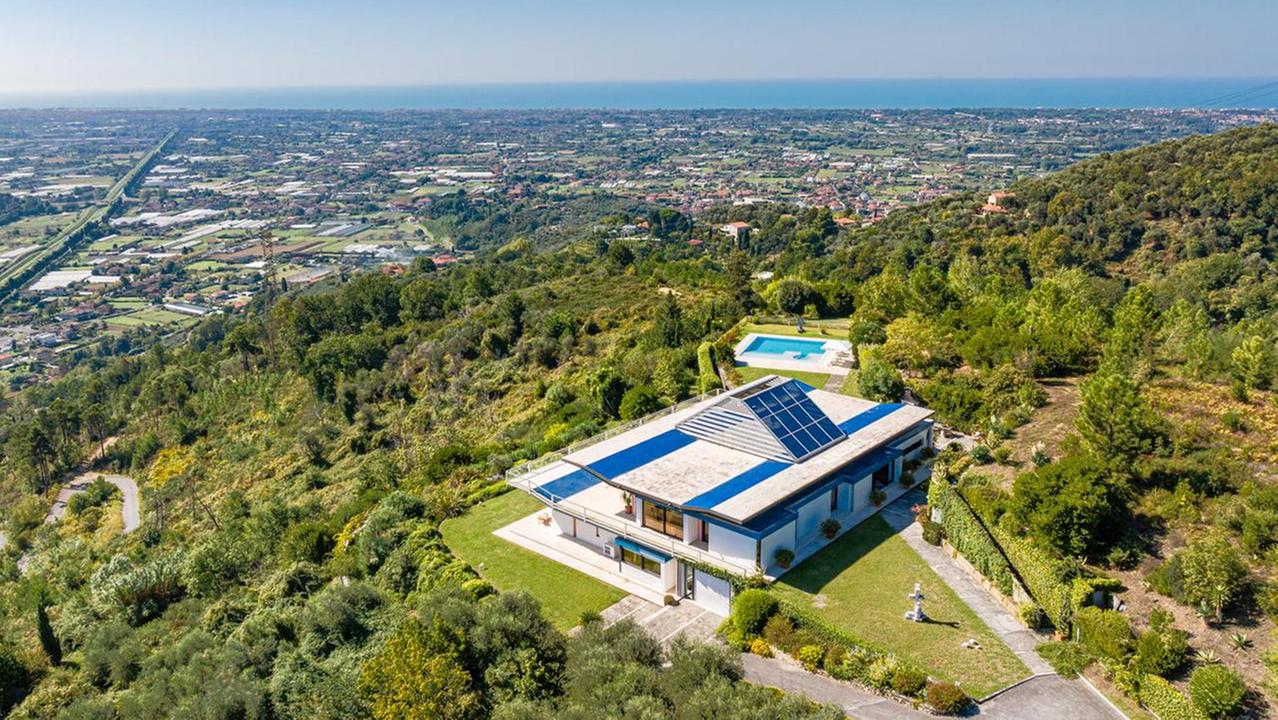La villa in vendita a Camaiore per 3,6 milioni di euro