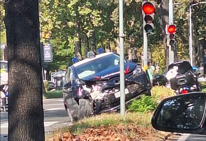 Incidente in viale Amendola, si schianta una pattuglia dei carabinieri di Modena