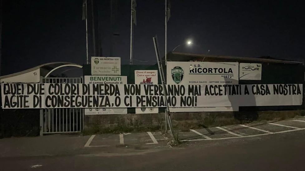 Lo striscione apparso giovedì al campo del Ricortola