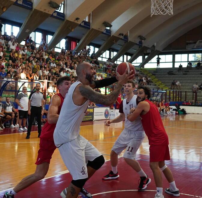 Fantoni a canestro (Foto Silvi)