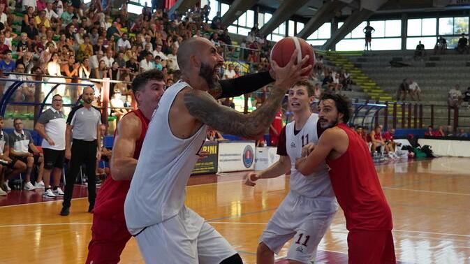 Fantoni a canestro (Foto Silvi)