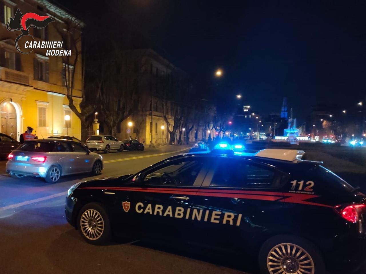 Sorpreso a rubare, lancia una pietra contro un carabiniere. Arrestato a Sassuolo