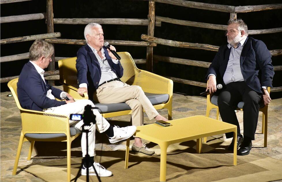 Belpietro al centro del palco a Villa Mussio intervistato da Marcacci e Zurlo (foto Paolo Barlettani)