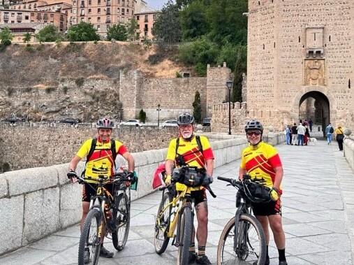 Tre amici in bici da Maranello fino in Patagonia: «Un’avventura tra laghi e vulcani»