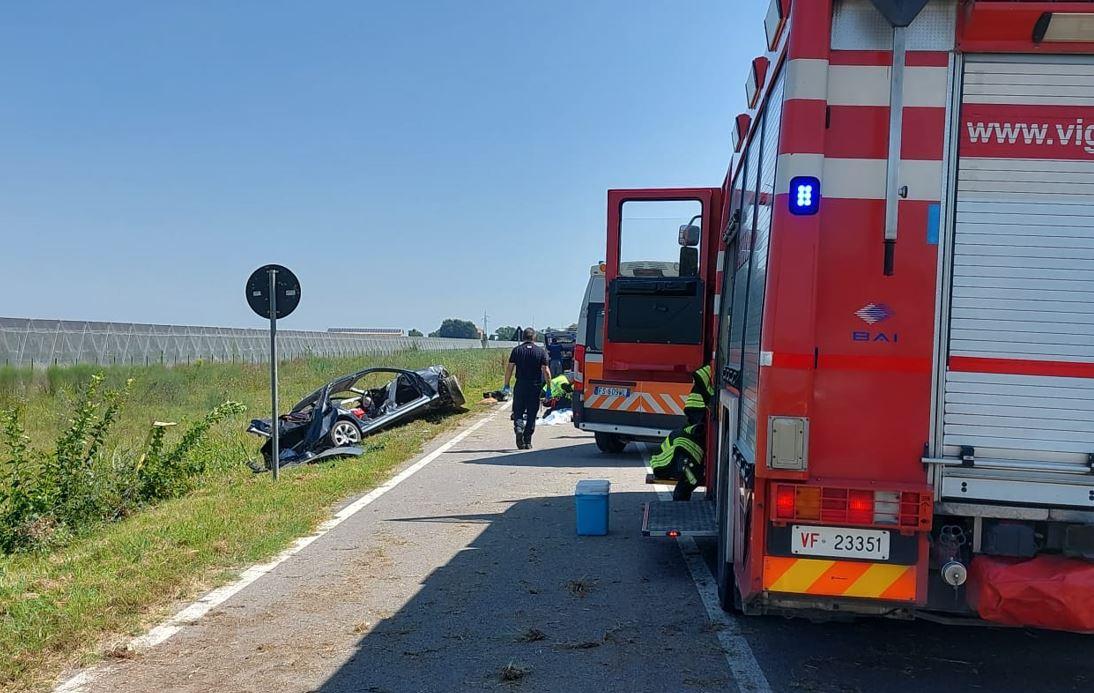 Pomposa, famiglia fuori strada con l’auto: muore padre 49enne