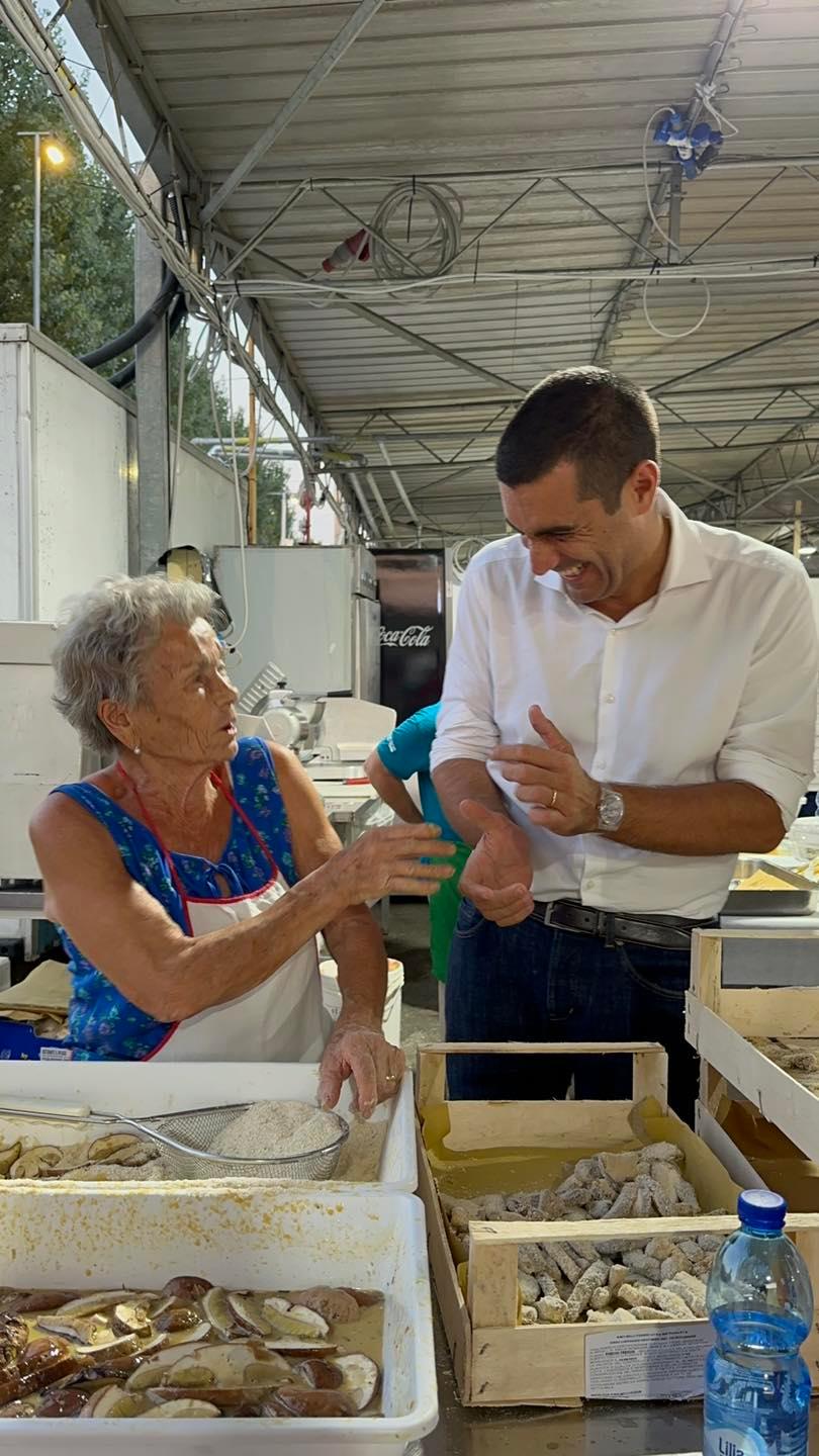 
	La volontaria Armida con Michele de Pascale

