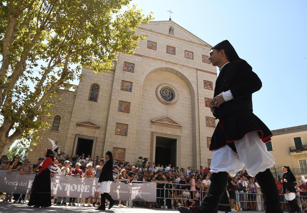 Nuoro, speciale Redentore: il cuore della città si colora con gli abiti dei 53 paesi ospiti – Guarda i video e la fotogallery