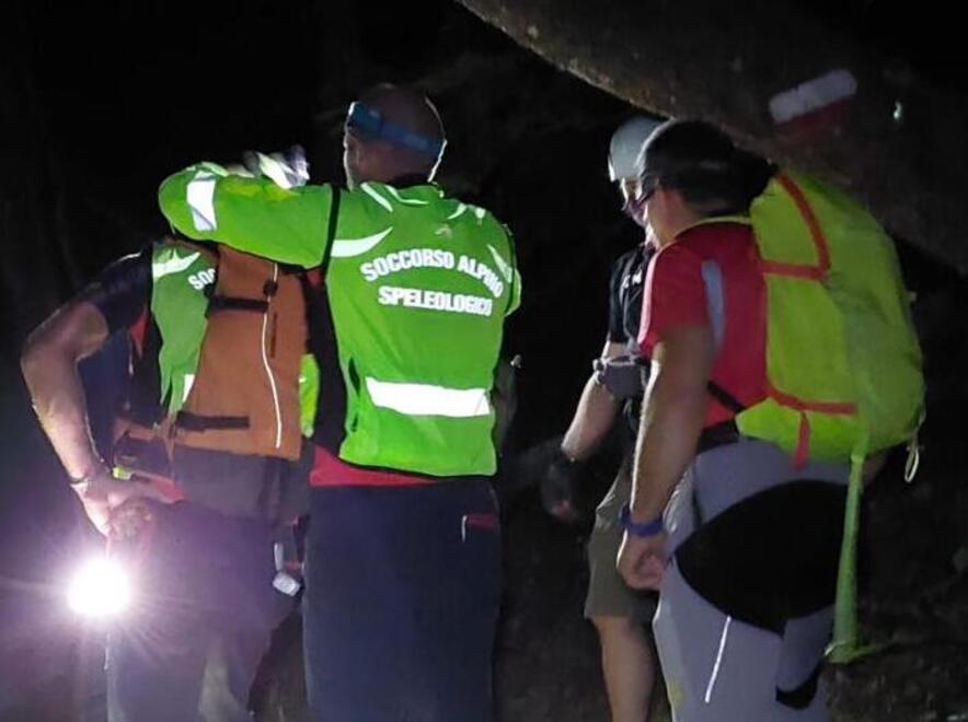 Lunigiana, prendono il sentiero chiuso e rimangono bloccati di notte sulle Apuane