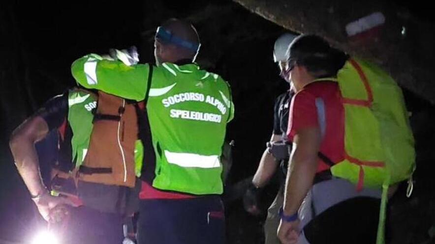 Lunigiana, prendono il sentiero chiuso e rimangono bloccati di notte sulle Apuane