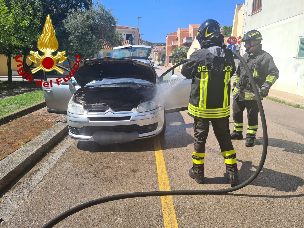 Auto in fiamme nella piazza di Santa Teresa