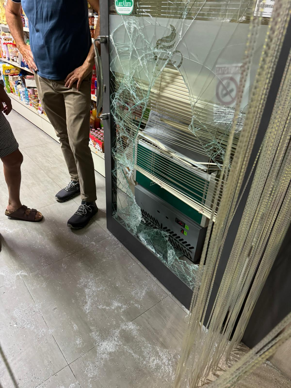 Segromigno, sfondano la porta del bar-alimentari e rubano sigarette e “Gratta e vinci”