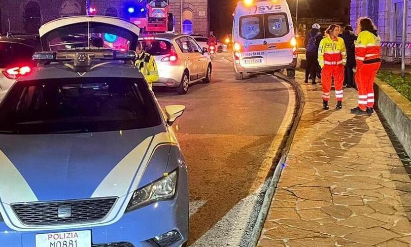 Polizia e volontari durante un intervento (foto d'archivio)