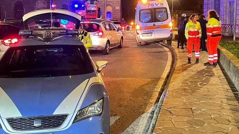 Polizia e volontari durante un intervento (foto d'archivio)