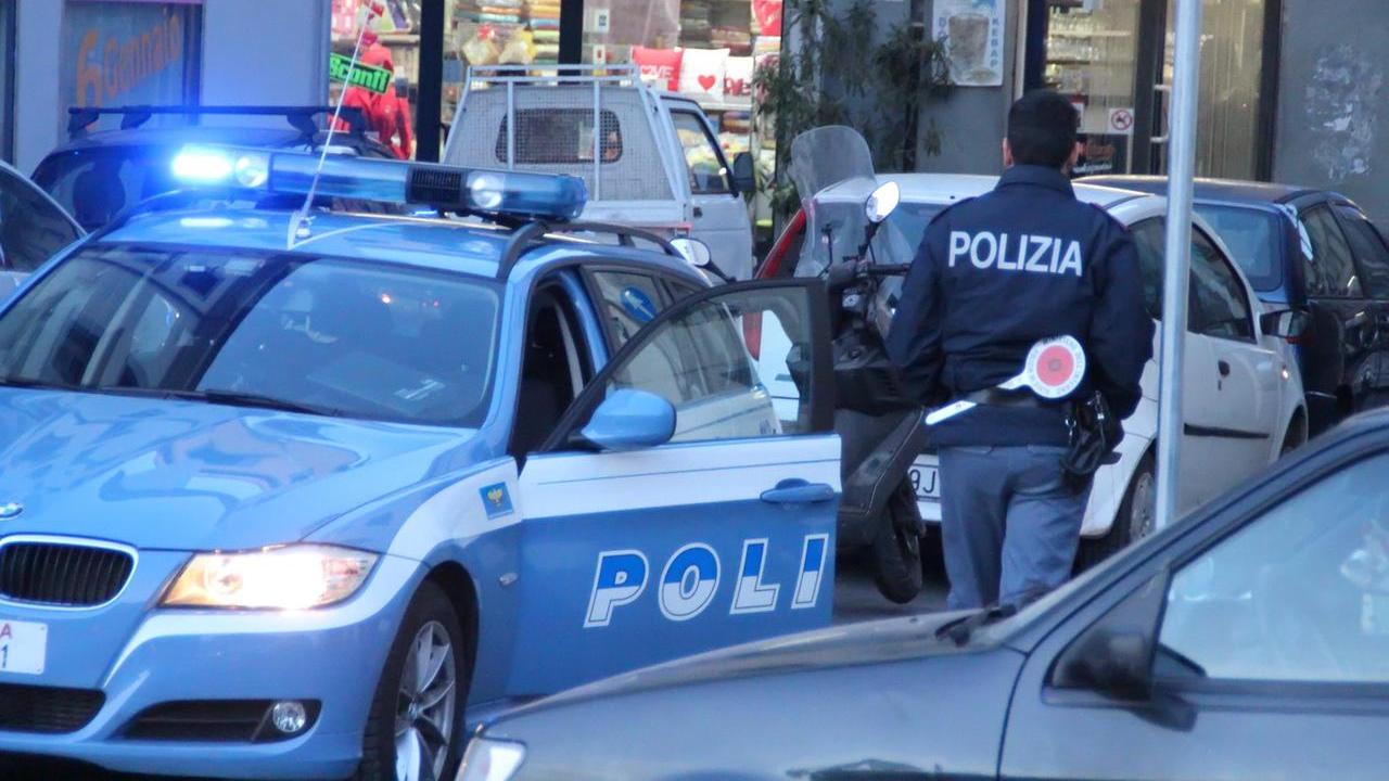 Agenti delle volanti in centro (foto d'archivio)