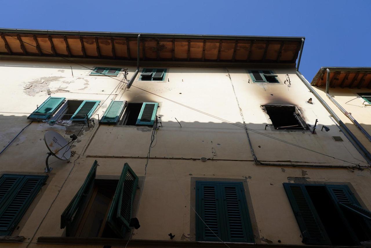 Lo stabile in via Turi in cui è scoppiato l'incendio (Foto Silvi)