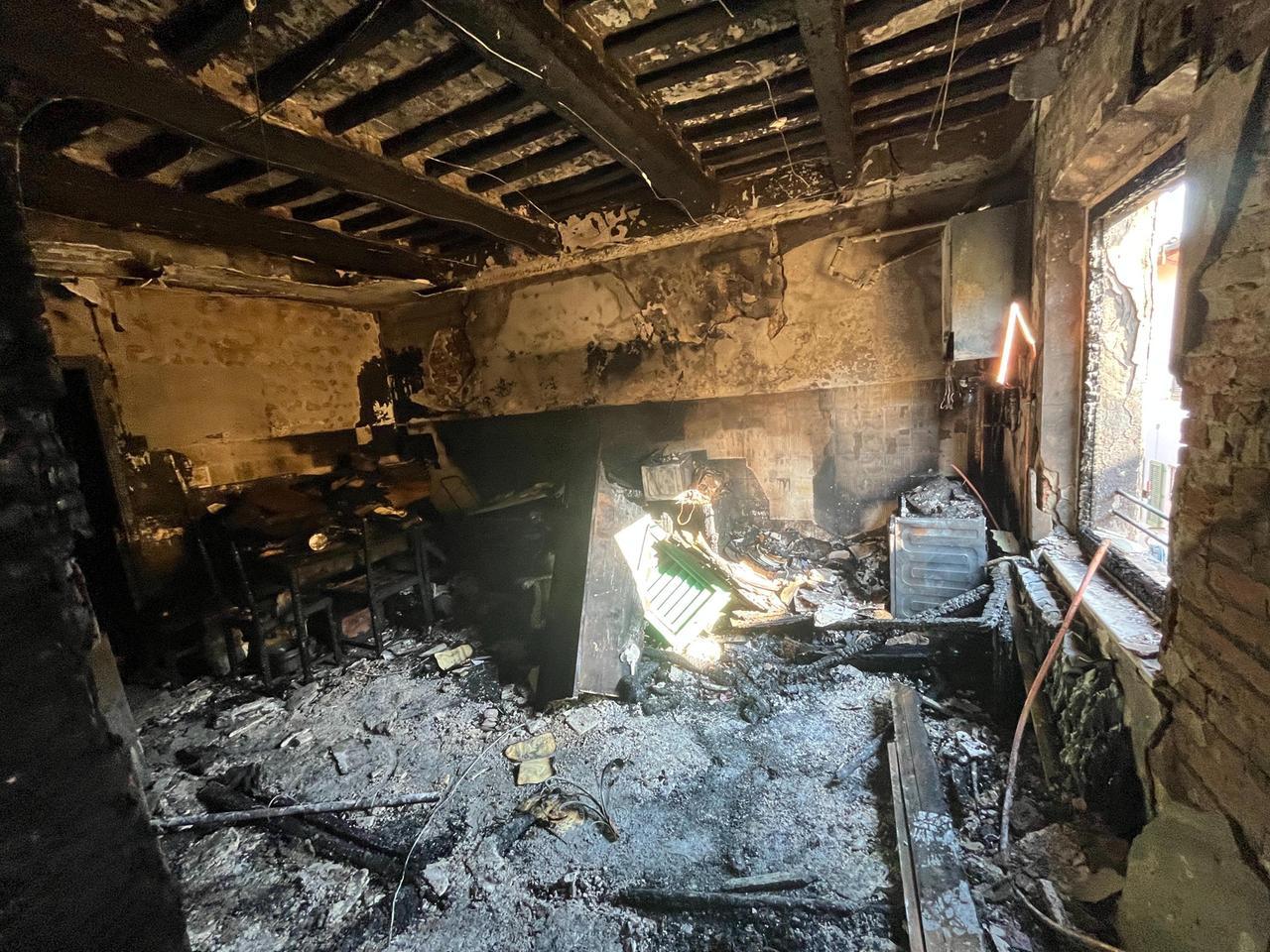 
	L&rsquo;interno dell&rsquo;appartamento devastato dall&rsquo;incendio (Foto Franco Silvi)

