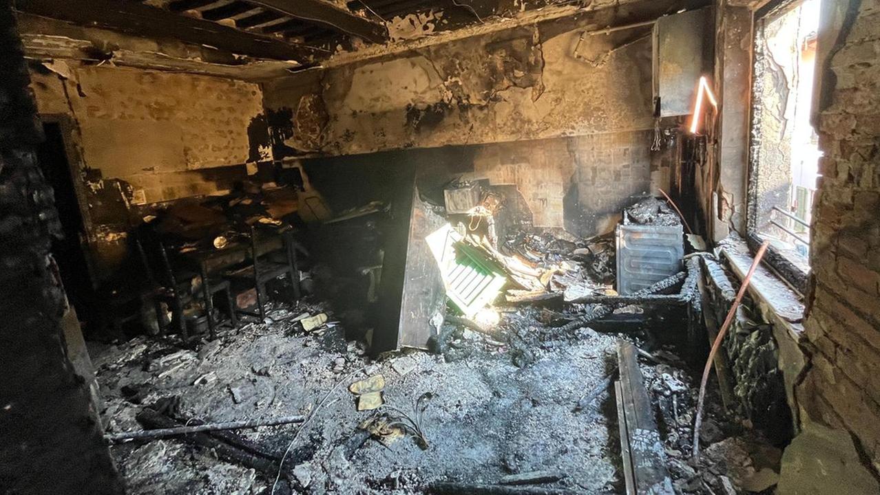 L’interno dell’appartamento devastato dall’incendio (Foto Franco Silvi)