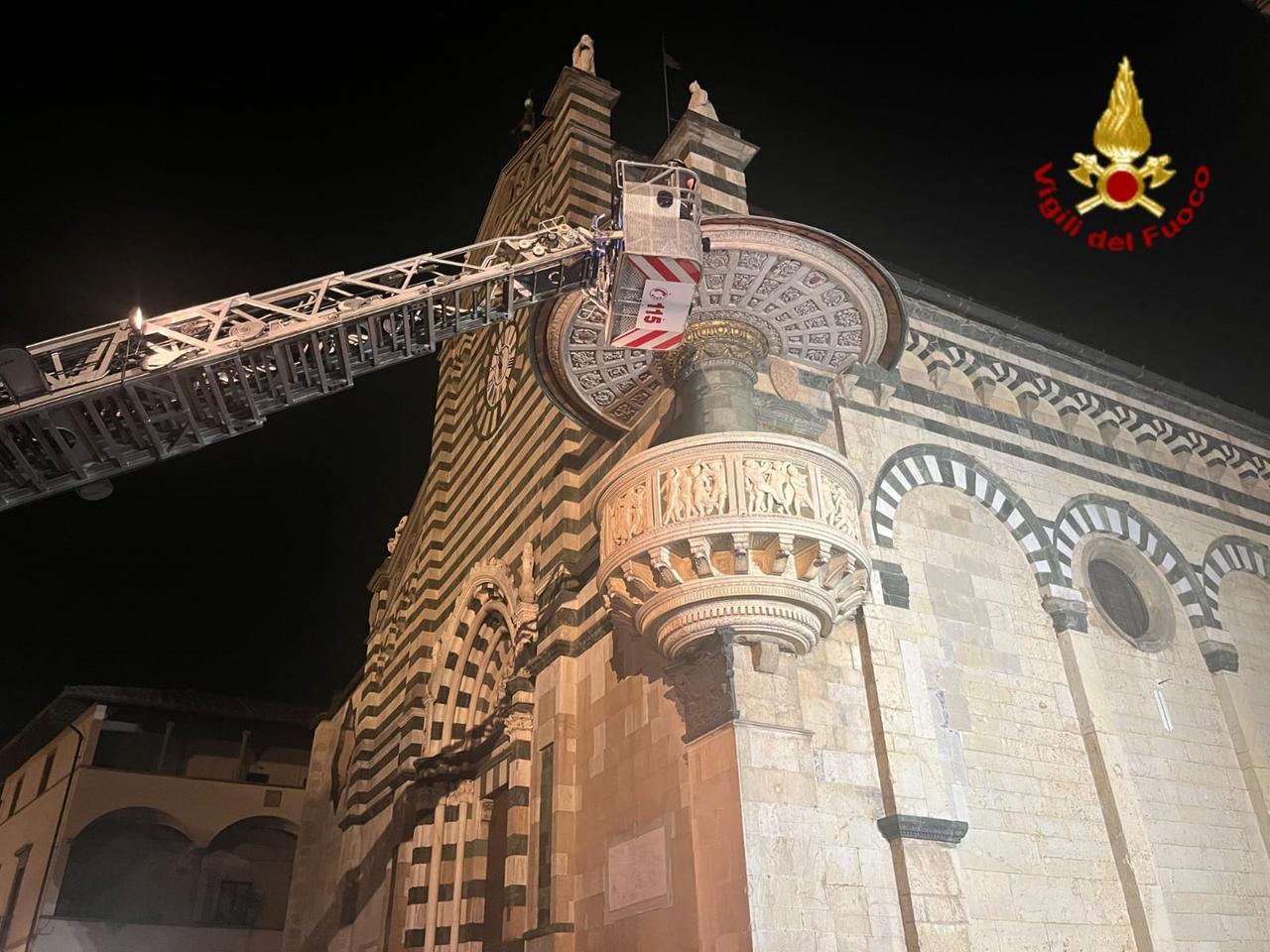 Prato, si stacca una formella dal Pulpito di Donatello: intervento dei vigili del fuoco