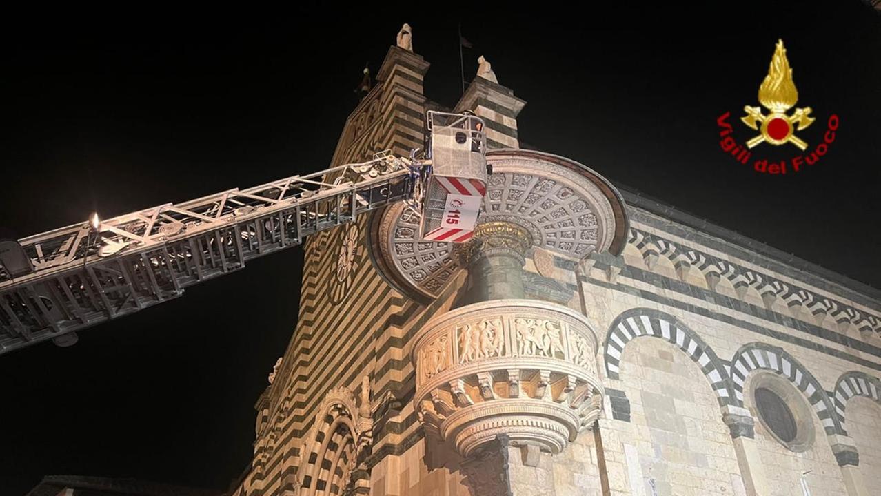 Prato, si stacca una formella dal Pulpito di Donatello: intervento dei vigili del fuoco