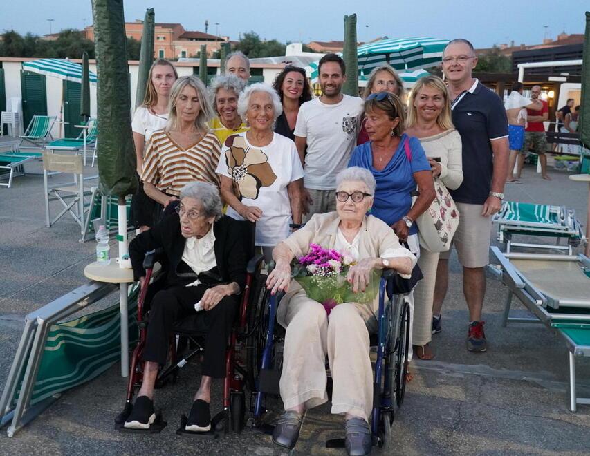 Livorno, i cento anni della regina delle Onde: a Tina tutto l’affetto degli ex Pejani