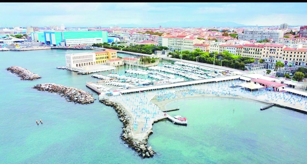 Una vista dall'alto della costa livornese antistante la città