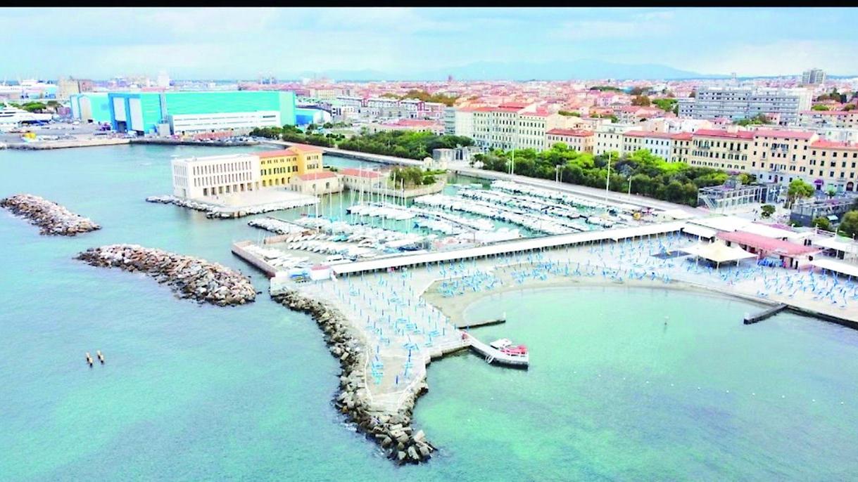 Una vista dall'alto della costa livornese antistante la città