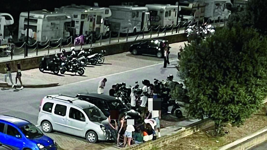 I ragazzi e le ragazze sul piazzale in una notte estiva