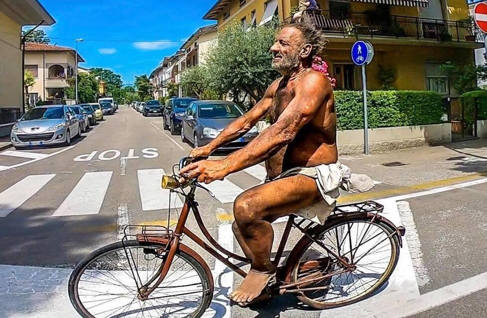 Pistoia, bici scassate e pareo in vita: pedalata goliardica per Vannino
