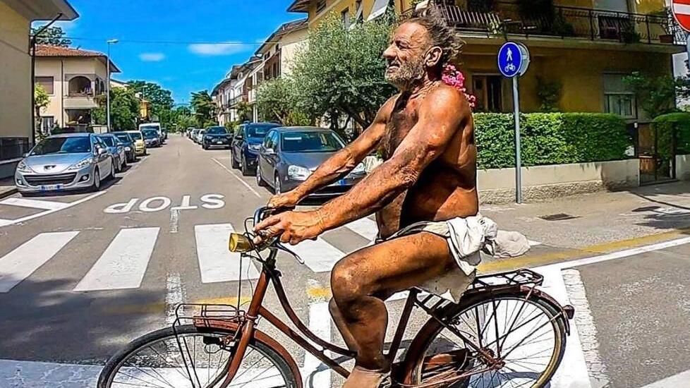 Pistoia, bici scassate e pareo in vita: pedalata goliardica per Vannino