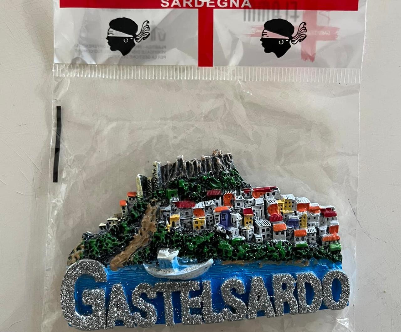 Souvenir da “Gastelsardo”, in vendita il magnete con errore