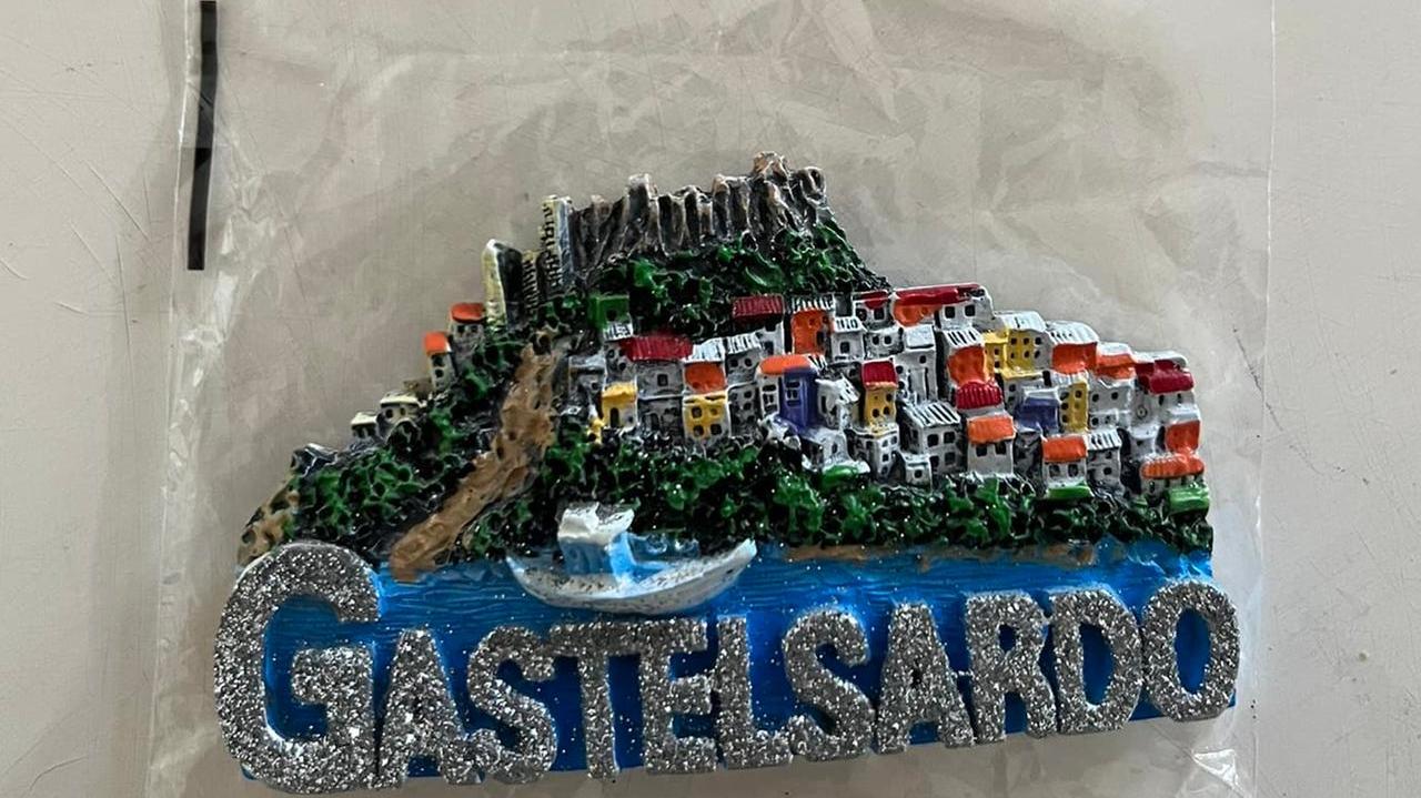 Souvenir da “Gastelsardo”, in vendita il magnete con errore