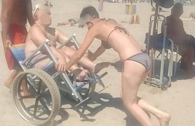 In ferie a Pinarella di Cervia con il figlio disabile: «Spiaggia inadatta per chi è in carrozzina»