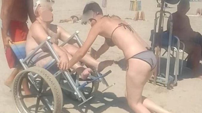 In ferie a Pinarella di Cervia con il figlio disabile: «Spiaggia inadatta per chi è in carrozzina»