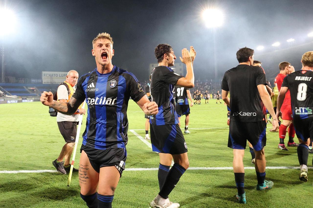 
	Il Pisa in campo contro il Palermo

