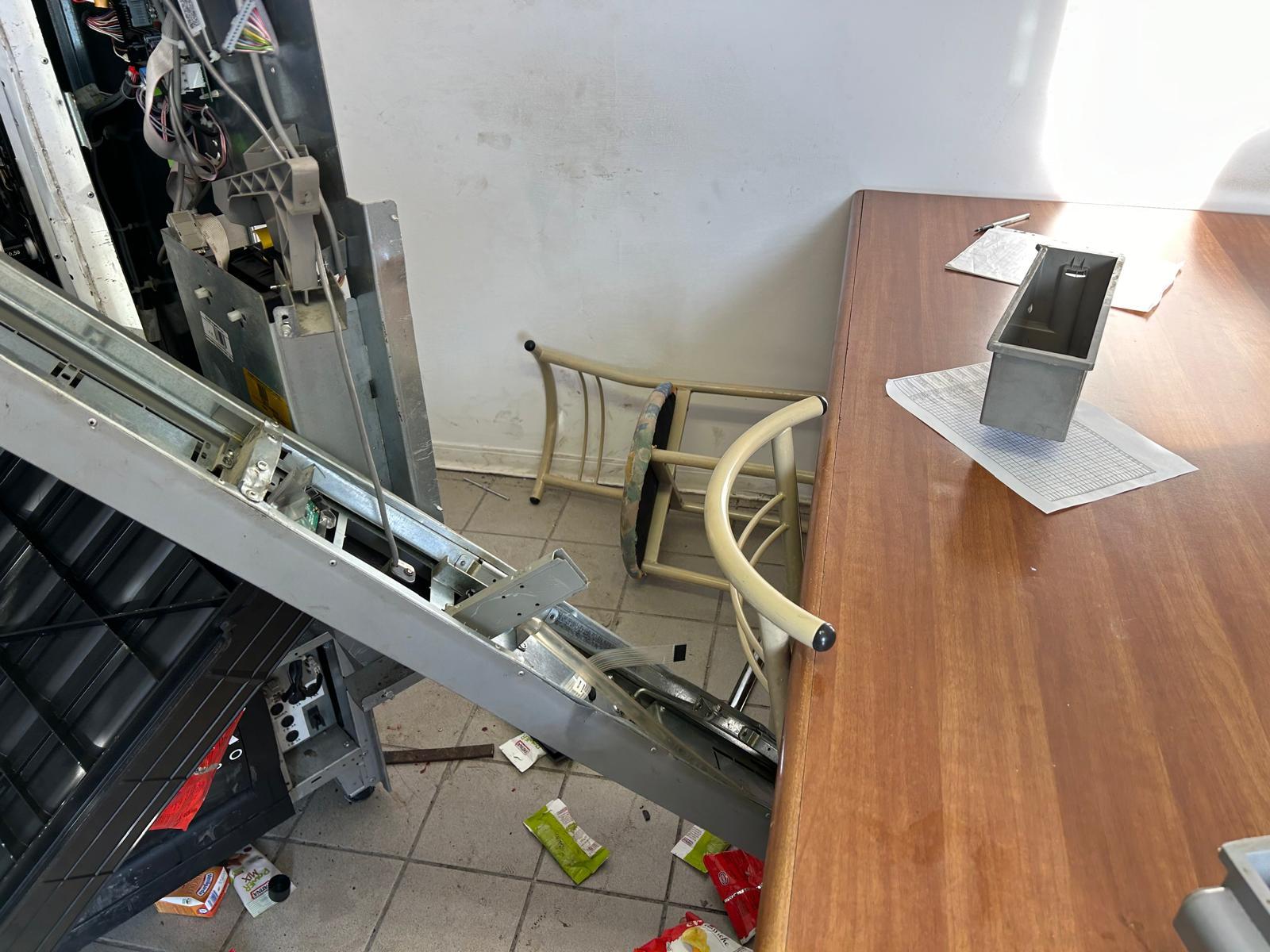 I danni alla carrozzeria Marsili di via Cestoni