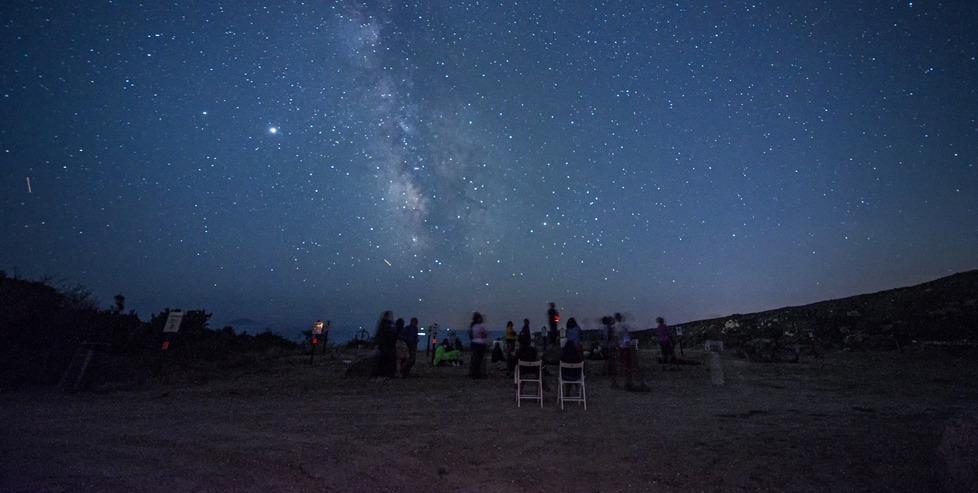Un'escursione sotto le stelle organizzata dall'associazione a San Piero (foto Alessandro Beneforti)