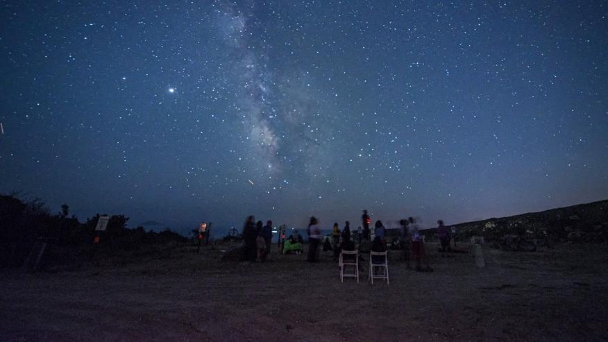 Un'escursione sotto le stelle organizzata dall'associazione a San Piero (foto Alessandro Beneforti)